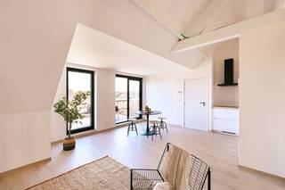 - Op www.koosi.be kan u een volledige omschrijving van dit eigendom terugvinden. - Dakappartement in een volledig gerenoveerd gebouw (3 wooneenheden) in het centrum van Putte-Kapellen.Dit aangename, lichtrijke appartement omvat een gezellige woonkamer met open keuken, één ruime slaapkamer, een berging, een ruime badkamer, zonneterras en gelijkvloers gemeenschappelijke (fietsen)berging.Bij de renovatie werd bijzondere aandacht besteed aan comfort en energiezuinigheid (BEN-norm). De aankoop valt onder het stelsel van de registratierechten en is niet onderworpen aan btw. Indien u aan de voorwaarden voldoet, geniet u van het verlaagde tarief van 2%.- Op zoek naar een volledig vernieuwde woonst of een interessante investering? Aarzel niet om uw plaatsbezoek in te plannen via stef@koosi.be -