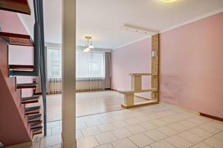 In het hart van Borgerhout, in de Bloemstraat 22, vindt u deze verrassend ruime woning met garage. De ligging is uitstekend: op wandelafstand van het Krugerpark, scholen, buurtwinkels en openbaar vervoer. Ook het bruisende stadscentrum van Antwerpen bereikt u in slechts enkele minuten.<br /><br />Op het gelijkvloers bevindt zich de inkomhal die toegang geeft tot de ruime garage. Verder zijn er een toilet en een berging voorzien, evenals een buitenruimte die extra licht binnenbrengt.<br /><br />Op de eerste verdieping treft u een gezellige leefruimte van 35 m² die door de grote ramen veel natuurlijk licht ontvangt. Aansluitend is er een keuken praktisch ingericht en met zicht op de leefruimte. De tweede verdieping omvat een nachthal die toegang biedt tot twee slaapkamers (14 m² en 14,5 m²), en een badkamer met ligbad, toilet en lavabo. De slaapkamer aan de voorzijde beschikt over een super gezellig terras en geeft toegang tot een potentieel dak terras!<br /><br />Kortom een super leuke en originele woning met enorm potentieel! <br /><br />Pluspunten:<br />+ Veel potentieel<br />+ Asbestveilig<br />+ Rustig gelegen<br />+ 2 slaapkamers<br />+ Garage<br />+ Kelder<br /><br />Dit pand is onderhevig aan de Vlaamse renovatieverplichting voor residentiële gebouwen. Meer informatie kunt u terugvinden via volgende website: https://www.vlaanderen.be/een-woning-kopen/renovatieverplichting-voor-residentiele-gebouwen<br /><br />Heeft u interesse in deze ruime woning en wenst u een bezoek ter plaatse in te plannen? Aarzel niet ons te contacteren. Wij zijn bereikbaar via het nummer 03 337 50 70 of info@vbvastgoed.be.