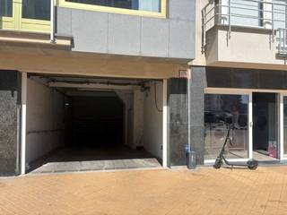 Deze garagebox bevindt zich in het ondergronds garagecomplex van Vera Cruz. Inrijden via Northlaan, maximale inrijhoogte is 1.80 m.<br />De box bevindt zich rechts in de hoek.<br />Elektrische garagepoort, verlichting en wandrekken binnenin.<br />Afmetingen: B 2.30 m en L 5.30 m.<br />Enkel te huur op jaarbasis.<br />Maandelijkse huurprijs: 110 EUR + 10 EUR provisie kosten = 120 EUR per maand.