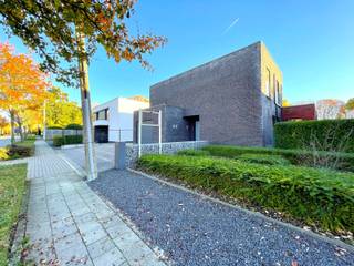 <strong><span>GELIJKVLOERS</span></strong><br /><span>Inkomhal 16 m² op tegel inclusief Japans toilet en ingebouwde kasten. Leefruimte 53 m² op tegel. Open keuken met inductie kookplaat ‘Bosch’, ingebouwde ijskast, vaatwasser ‘Bosch’, 2 heteluchtovens, stoomoven, ingebouwde dampkap, composiet bovenblad en deur naar terras. </span><br /><span>Veranda 21 m² op tegel. <span>Eerste slaapkamer/bureau 11,5 m²</span> op tegel met ingebouwde kasten. </span><br /><span>Badkamer 5 m² op tegel met douche en enkele lavabo.</span><br /><span>Inpandige garage 28 m² op tegel met sectionale, automatische poort en plaats voor 1 wagen, inclusief wasplaats met ingebouwde kasten en uitgietbak.<br /></span><br /><em><strong><span>Bergkelder 140 m² op beton (2,40m hoog). </span></strong></em><br /><em><strong><span>Volledig afgesloten tuin met open terras 25 m², tuinhuis 10,5 m² en carport.</span></strong></em><br /><br /><strong><span>EERSTE VERDIEPING</span></strong><br /><span>Overloop 14 m² op tegel met ingebouwde kasten en apart toilet. <span>Tweede slaapkamer 10,5 m²</span> op tegel met ingebouwde kasten. <span>Derde slaapkamer 11,5 m²</span> op tegel. Badkamer 12 m² op tegel met inloop-regendouche, dubbele lavabo, infraroodcabine en ingebouwde kasten. <span>Vierde slaapkamer 13,5 m²</span> op tegel met aanpalende dressing 6,5 m².</span><br /><br /><strong><span>BIJZONDERHEDEN</span></strong><br /><span>Dubbele beglazing in aluminium schrijnwerk. Draaikiepramen. Vliegenramen. Videofoon. Ingebouwde spots. Aardgas CV ‘Viessmann’. Vloerverwarming. Radiatoren. Airco. Screens. Zonnepanelen (14). Ventilatietype D. Wallbox (laadpaal). Drijfkracht.</span><br /><br /><strong><span>POSITIEVE ASPECTEN</span></strong><br /><span>Volledig afgesloten tuin</span><br /><span>Zuid-Oost oriëntatie</span><br /><span>Energiezuinig en </span><span>Instapklaar<br />Mogelijkheid tot beroepsactiviteit</span><br /><span>Landelijk en rustig gelegen</span>