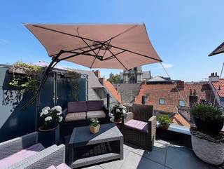 <strong>Ligging</strong><br /><br />De penthouse maakt deel uit van de residentie "Collegehof" en is gelegen in het hart van de historische stad Gent. Exclusief wonen en ondersteuning van zorgverlening gaan hier hand in hand. Als bewoner van deze residentie kan u gebruik maken van de gemeenschappelijke ruimte op het gelijkvloers alsook van de prachtige binnentuin waar u rustig kan vertoeven. Verder geniet u dankzij deze unieke locatie van de nabijheid van winkels, restaurants en openbaar vervoer. <br /><br /><strong>Indeling</strong><br /><br />Het appartement is gelegen op het 4de verdiep. Het dak appartement met zicht op de Sint-Michielskerk bevat twee slaapkamers, twee terrassen en heeft een bewoonbare oppervlakte van 127m2. <br /><br />De penthouse wordt op dit moment verhuurd voor een periode van onbepaalde duur. <br />In de residentie zijn er ook 2 ondergrondse autostaanplaatsen te koop. <br />Extra voordeel: Vrijstelling van onroerende voorheffing! <br /><br />Kortom, een perfecte investering naar de toekomst toe!<br /><br />Voor meer info bel Andreas 0472/61.00.00<br />