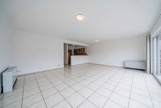 bruxelles.ouest@weinvest.be – 02 315 77 22 We Invest vous propose en exclusivité cet appartement lumineux de ± 96 m² (surface PEB) situé au 3ᵉ étage de la Rue du Bon Pasteur 35 à Molenbeek-Saint-Jean. Il se compose d’un hall d’entrée, d’un vaste séjour donnant accès à un balcon de 3 m² orienté sud-ouest, d'une cuisine américaine super équipée avec buanderie atténuante, de deux chambres, d’une salle de bains et d’un WC séparé. Une cave privative complète le bien et l’immeuble dispose d’un ascenseur. Électricité non conforme, PEB E, chauffage électrique. Un emplacement de parking, obligatoire, est disponible en supplément pour 25 000 €. L’appartement bénéficie d’une localisation pratique : transports en commun (bus, métro, gare) accessibles à pied, commerces et supermarchés à proximité, écoles et infrastructures sportives dans le quartier. Les espaces verts comme le parc Marie-José et le parc du Scheutbosch se trouvent également à quelques minutes, offrant un cadre de vie agréable et équilibré. L’accès rapide aux grands axes et au ring de Bruxelles renforce encore l’attractivité de cette adresse. Retrouvez toutes nos exclusivités sur www.weinvest.be