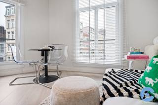 Op zoek naar een zorgeloze vastgoedinvestering op toplocatie? Search no more!Deze volledig gerenoveerde opbrengsteigendom is ideaal gelegen in het...