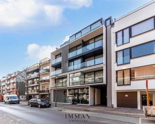 In dit recent gebouw met opvallende, moderne architectuur bevindt zich dit uitzonderlijk ruime en lichtrijke penthouse. Dankzij de brede gevel...