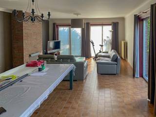 <p>Rustig gelegen alleenstaande villa dd. 1978 (mogelijks te actualiseren) met 3 slaapkamers en dubbele garage, badkamer met douche in ligbad, toilet, ruime woonkamer en keuken, berging, tuinhuis, zw tuin en terrassen in Wetteren ten Ede, EPC 377 kWh/m² gezien mazoutverwarming evenwel realistische verbruikskost, vrij op 15 mei. Huurprijs: 1250 EUR/M.</p>