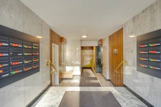Dit lichtrijke appartement bevindt zich op de 4de verdieping van een goed onderhouden gebouw, ideaal gelegen in het centrum van Leuven, op wandelafstand van het station en het stadscentrum.<br /><br />We betreden het appartement via een ruime inkomhal met apart gastentoilet en vestiairekast. Vanuit de inkomhal hebben we toegang tot de lichtrijke woonkamer met authentieke elementen zoals de open haard. Verder wandelen we door naar de keuken die toegang biedt tot het 1ste terras. <br /><br />Verder vinden we 2 ruime slaapkamers van 10m² en 14m². Een van de slaapkamers biedt toegang tot het 2de terras met uitstekend uitzicht over de stad. Het appartement beschikt ook over een badkamer met ligbad en enkel lavabo.<br /><br />Tot slot heeft dit appartement een ondergrondse garagebox en private kelderberging.<br />De autostaanplaats kan aangekocht worden voor 25.000 euro.<br /><br />EPC C. Elektriciteit is niet conform. Verwarming is op aardgas. Asbestveilig, maar mogelijk niet asbestvrij.<br /><br />Bij verdere vragen of interesse kan u ons steeds contacteren!