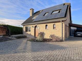 Deze verzorgde woning is gelegen in een rustige en kindvriendelijke wijk "De Vijvers", in het BPA Recreatief woongebied, waar permanente bewoning...