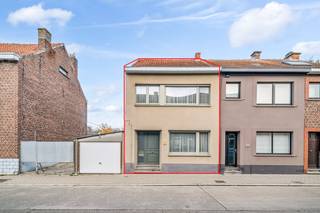 Deze leuke woning bestaat uit een inkomhal, een leefruimte met een zit- en een eetplaats, een keuken, een wasplaats, een veranda, een nachthal, 3 ruime slaapkamers met ingebouwde kasten en een badkamer. De zolder is geïsoleerd en kan afgewerkt worden naar extra kamers. De tuin is aangelegd met een terras, een grasveld en een tuinberging.<br /><br />Prima ligging nabij openbaar vervoer, sportfaciliteiten en winkels.<br /><br />Indien u deze leuke woning graag bezoekt dan kan u mij steeds bereiken via arnaut@immojanstas.be of op 0495292080.<br /><br />Bijkomende info (EPC, bodemattest, elektriciteitsattest, enz...) kan U hier downloaden ↓