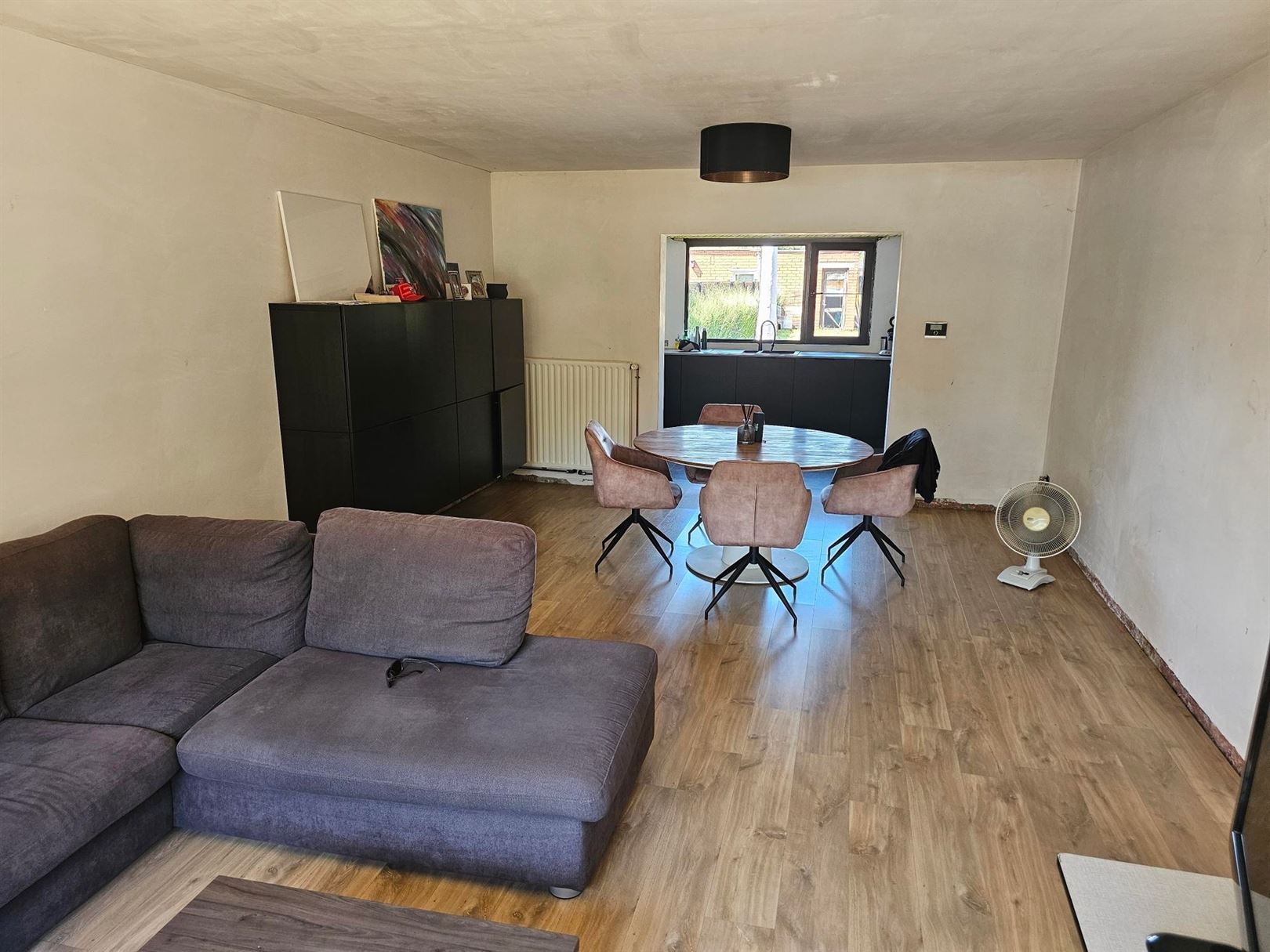Verder af te werken rijwoning met tuin en garage. - foto 4