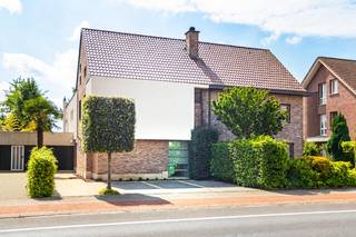 Bent u op zoek naar een ruime, luxueus gerenoveerde woning met tal van mogelijkheden? Deze karaktervolle halfopen bebouwing in Wommelgem...