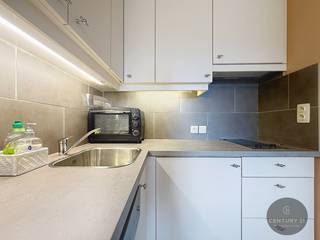 Dit smaakvol gerenoveerde appartement van ca. 33 m² op de eerste verdieping combineert elegantie, comfort en efficiëntie in een harmonieus geheel.<br /><br />Gelegen in een verzorgd en kleinschalig gebouw met bijzonder lage gemeenschappelijke kosten, biedt deze charmante woonst alles wat je nodig hebt – in een slim ingedeelde ruimte. De lichtrijke leefruimte, afgewerkt met warme parketvloer, voelt verrassend ruim aan en sluit naadloos aan op een volledig uitgeruste open keuken met kwalitatieve toestellen (kookvuur, dampkap, koelkast, vaatwasser).<br /><br />De moderne badkamer is stijlvol betegeld en beschikt over een hoekdouche en een lavabo met ingebouwde opbergruimte. Aansluitend vind je een aparte slaapkamer met twee op maat gemaakte ingemaakte kasten – ideaal voor een eenpersoonsbed of stapelbed, zoals momenteel ingericht.<br /><br />Dankzij de recente PVC-ramen met hoogrendement dubbel glas geniet je van aangenaam wooncomfort en uitstekende isolatie.<br /><br />Een ideale pied-à-terre, starterswoning of investering op een centrale en begeerde locatie.