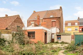 Ideally located close to the centre of Tournai and all its amenities, this spacious semi-detached house, to be refreshed and benefiting from a...