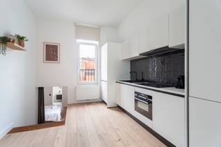 <p>Gelegen in de Kroonstraat, tussen het bruisende Zurenborg en het gezellige Moorkensplein, bevindt zich dit charmante duplexappartement. Op wandelafstand van zowel de Dageraadplaats als de Draakplaats geniet je hier van tal van leuke horecazaken en winkels, met bovendien vlotte verbindingen naar het centrum van Antwerpen. Een aangename en levendige omgeving waar jong en oud zich meteen thuis voelen.</p>
<p>Bij het betreden van het appartement op de tweede verdieping kom je binnen in een aangename, lichtrijke leefruimte waar grote raampartijen zorgen voor een open en ruimtelijk gevoel. Aansluitend bevindt zich de moderne open keuken, uitgerust met kwalitatieve inbouwtoestellen en voldoende werk- en opbergruimte, waardoor koken en gezellig samenzijn hier perfect hand in hand gaan.</p>
<p>Achteraan het appartement bevindt zich een ruime en rustige slaapkamer, voorzien van een ensuite badkamer met een comfortabele, ruime inloopdouche. Op de derde verdieping zijn er nog 2 kamers aanwezig die flexibel kunnen worden ingevuld, alsook een badkamer. Tot slot is er een praktische kelderberging aanwezig, die extra opslagruimte biedt.</p>
<p>Kortom, een instapklaar en stijlvol duplexappartement op een gegeerde locatie, waar comfort, ruimte en een bruisende buurt perfect samenkomen.</p>
<p>Interesse?<br />Contacteer LISTED voor een bezoek: +32 3 283 51 51.</p>