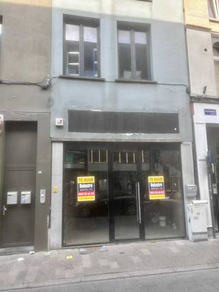 Gelegen in één van de meest bruisende winkelstraten van Antwerpen, biedt dit commercieel gelijkvloers een uitzonderlijke kans voor retailers die op zoek zijn naar visibiliteit en passage. Pal naast Levi’s en omringd door tal van andere sterke merken.
Oppervlakte:
• Gelijkvloers: ca. 76 m².
• Eerste verdieping: bruikbaar als sociale ruimte, stock, sanitair of vergaderruimte.
 Huurprijs:
• € 6.000/maand. 
• Onroerende voorheffing ten laste van de huurder.
• Het pand is onmiddellijk beschikbaar – momenteel leeg.
• Grote raampartij voor uitstekende etalagemogelijkheden.
Meer info of bezichtiging?
Contacteer info@immodelestre.be of 054 33 62 52. 
Grijp deze kans op een zicht locatie met hoge commerciële waarde in het hart van de stad!
