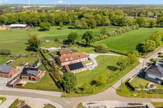 <p><span>Uniek eigendom te Paal op perceel van maar liefst 1.2 hectare.</span></p><p><span>Ontdek dit charmante eigendom gelegen te Paal, op een uitgestrekt terrein van 12.040 m² met mogelijkheid tot aankoop van omringende weides van 38.125m². Deze unieke woning biedt een harmonieuze balans tussen modern comfort en landelijke charme, ideaal voor wie op zoek is naar rust en ruimte.</span></p><p><span>Buitengewone Locatie:</span><span> Gezet in een ruime, groene omgeving, biedt deze eigendom enorm veel potentieel voor dieren- en paardenliefhebbers of degenen die genieten van outdoor-activiteiten. Dit perfect onderhouden domein is omlijst door prachtig aangelegde hagen en een sfeervolle wandelpaden. Er is zelfs een serre aanwezig voor de tuinier in hart en nieren.</span></p><p><span>Knappe Architectuur:</span><span> De woning schittert met zijn karaktervolle bakstenen gevel, klassiek gevormde daken en charmante luiken die de authenticiteit van het huis accentueren. Grote ramen zorgen ervoor dat er veel natuurlijk licht binnenkomt, wat de interieurervaring warm en uitnodigend maakt.</span></p><p><span>Interieur en Indeling:</span><span> Binnenin vindt u een ruime woonkamer die elegantie en comfort ademt, perfect voor gezellige avonden met familie en vrienden. De open keuken, verbonden met de eetruimte, is rijkelijk uitgerust voor culinaire avonturen. Het interieur is verfijnd afgewerkt met hoogwaardige materialen voor een luxueus gevoel. De woning beschikt bovendien over 4 slaapkamers en 2 badkamers. Kangoeroe wonen mogelijk!</span></p><p><span>Multifunctionele Ruimtes:</span><span> Daarnaast biedt de woning meerdere multifunctionele ruimten die gepersonaliseerd kunnen worden naar uw behoefte – of het nu een speelruimte, kantoor of hobbyruimte is. Bovendien is de woning ook voorzien van een kelder!</span></p><p><span>Perfect voor dieren en paardenliefhebbers:</span><span> De ruime grond maakt het ook ideaal voor dierenliefhebbers met voldoende weides en dierenvoorzieningen.</span></p><p><span>Deze woning is een zeldzame vondst, met uitgebreide mogelijkheden en een perfecte combinatie van rust en luxe. Mis deze kans niet om eigenaar te worden van dit prachtige stuk paradijs in Beringen. Neem vandaag nog contact met ons op voor een bezichtiging!</span></p><p><span>Bekijk zeker ook de drone video en de grondplannen met de afmetingen. Zo krijgt u van thuis uit al een perfect beeld van wat deze woning te bieden heeft.</span></p><p><span>Wenst u meer info of een vrijblijvende bezichtiging, contacteer dan ons kantoor op het nummer 011/85.15.15 en wij helpen u graag verder.</span></p>