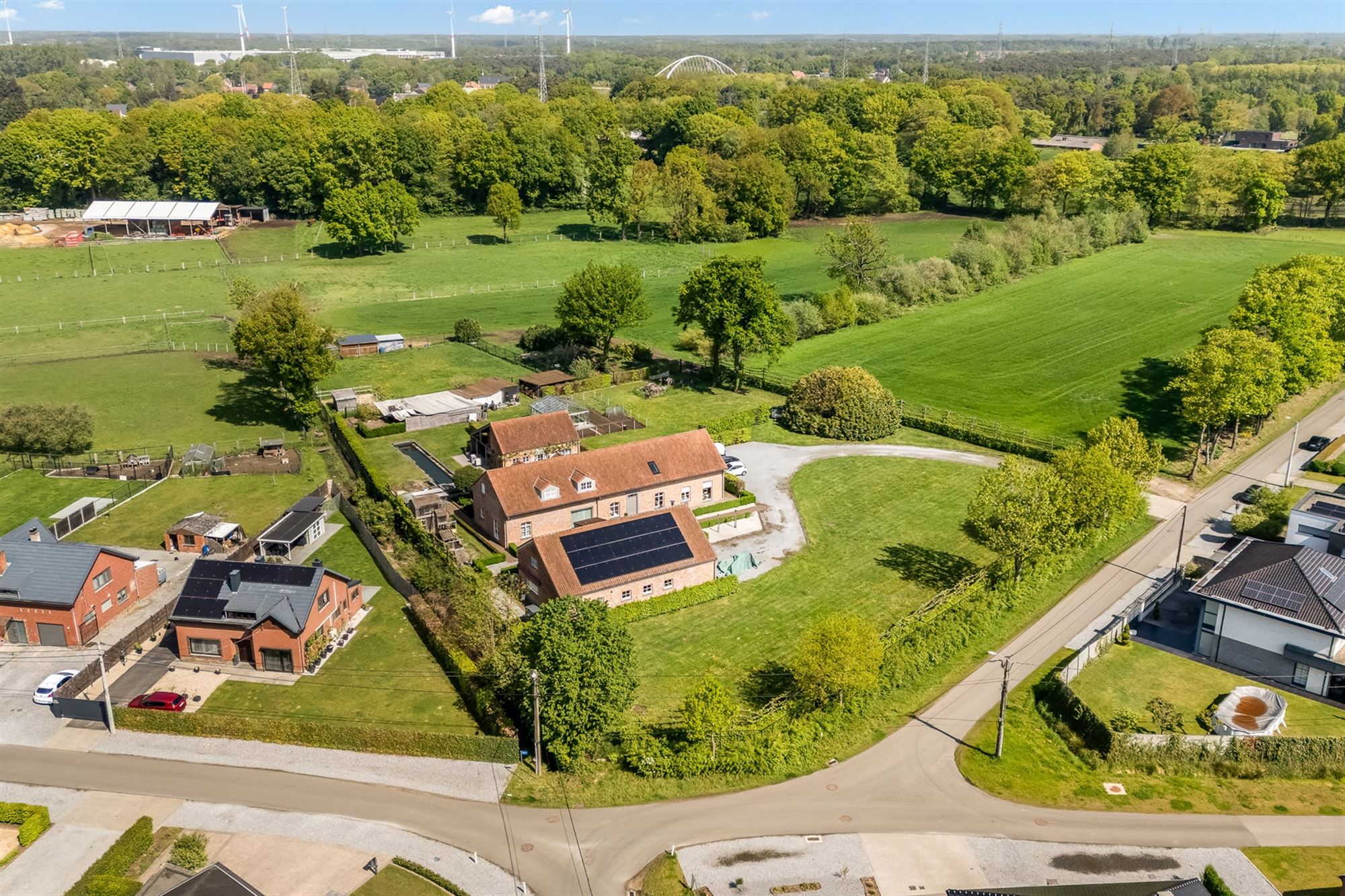 UNIEK EIGENDOM TE PAAL OP PERCEEL VAN MAAR LIEFST 1,2 HECTARE - foto 2