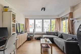 Dit appartement gelegen in het levendige Borgerhout, biedt een comfortabele woonervaring in een rustige buurt. Het gebouw, daterend uit 1969, combineert een tijdloze uitstraling met modern woongenot. Met een bewoonbare oppervlakte van 63m² is dit een ideale plek voor iedereen die op zoek is naar een compacte, functionele woning.<br /><br />Via de inkomhal hebt u toegang tot de ruime living met aangrenzende open en uitgeruste keuken. Verder beschikt het appartement over een slaapkamer met voldoende plaats voor extra kastruimte. De badkamer beschikt over een inloopdouche en een aansluiting voor een wasmachine. <br /><br />Als extra troef is er bij dit appartement ook een fietsenberging inbegrepen. <br /><br />Daarnaast profiteert u hier van de centrale ligging in Borgerhout, dichtbij lokale winkels, gezellige cafés en openbaar vervoer. Dit appartement is perfect voor starters, singles of jonge koppels die willen wonen in een levendige buurt met alles binnen handbereik. Een mooie kans om comfortabel en stijlvol te wonen in een van de leukste wijken van de stad.<br /><br />Pluspunten<br />+ Rustige en groene ligging in een aangename straat<br />+ Geschikt als investering<br />+ Gunstig EPC<br />+ Conforme EK<br />+ Fietsenberging