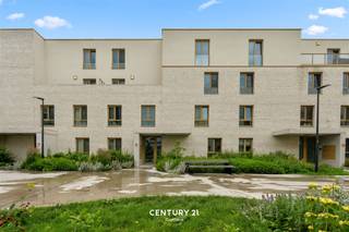 <p><span><strong>Lichtrijk appartement met terras in het centrum van Herent</strong></span></p><p>In het centrum van Herent, met een uitstekende verbinding naar Leuven, Mechelen en Brussel, bevindt zich dit verzorgde appartement in een recent gebouw.</p><p>Het appartement beschikt over 1 ruime slaapkamer met dressing en een aansluitende badkamer uitgerust met een inloopdouche, een aangename leefruimte met eetplaats en moderne open keuken waar je kan genieten van veel natuurlijk lichtinval met directe toegang tot het gezellige terras, waar je in alle rust kan ontspannen.</p><p>Daarnaast is er een praktische technische berging met aansluiting voor een wasmachine en een droogkast. Op verdieping -1 bevinden zich een ruime privatieve kelderberging en een autostaanplaats. Ook is er een fietsenstalling voorzien, met een gereserveerde fietsplaats (F0.66).</p><p>Ben je op zoek naar een comfortabel appartement op een centrale ligging, gecombineerd met rust en woonkwaliteit? Dan is dit pand zeker een bezoek waard. <span><strong>Interesse? Neem contact op via 016 229 228 of office@connect-immo.be.</strong></span></p><p>EPC: 39 kWh/m² jaar - UC: 24038-G-DBA_2017017327/EP18163/A002/D01/SD035 - label A<br />Wug Gdv Gvv Vvg</p>