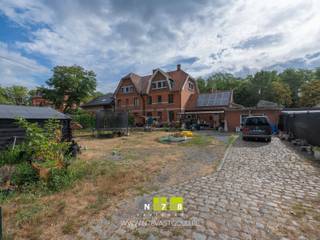 <strong>HALFVRIJSTAANDE WONING OP EEN PERCEEL VAN 5A70CA TE GENK. </strong><br /><br /><strong>TROEVEN</strong><br />- Karaktervolle woning met bijzonder veel potentieel, gelegen in de historische omgeving van Waterschei en geschikt voor wie op zoek is naar een renovatieproject met mogelijkheden.<br />- Interessant renovatiepand voor handige kopers, verbouwers of investeerders die de woning volledig naar eigen smaak en behoeften willen moderniseren.<br />- Ruim woonvolume verdeeld over meerdere niveaus, met een woonkamer, keuken, badkamer, meerdere slaapkamers en bijkomende zolderruimtes. De aanwezige ruimtes bieden bovendien mogelijkheden om de indeling naar eigen wensen te optimaliseren.<br />- Aangebouwd gedeelte met extra leefruimte, bestaande uit een woonkamer, slaapgedeelte, badkamer, toilet en bergkast met boiler. Een interessante meerwaarde voor wie nood heeft aan extra woon-, hobby- of werkruimte.<br />- Veel extra bergruimte, dankzij de kelder, verschillende zolderruimtes en het ruime tuinhuis van maar liefst 20 m².<br />- Aangename buitenmogelijkheden met een overdekt terras en buitenruimte, waardoor ook het potentieel van de tuin optimaal kan worden benut.<br /><br /><strong>KELDERVERDIEPING</strong><br />Kelderruimte (2,96m x 4,23m = 12,52 m²).<br /><br /><strong>GELIJKVLOERS</strong><br />- Woonkamer (3,28m x 4,29m) + (3,01m x 4,29m) +(1,15m x 1,49m) = 28,70 m²): laminaat, pelletkachel, houtkachel, digitale meter, zekeringenkast.<br />- Keuken (3,48m x 2,49m = 8,67 m²): tegelvloer, pompten, gasvuur.<br />- Badkamer (2,84m x 2,39m = 6,79 m²): toilet, enkele lavabo verwarming elektrisch, bad.<br /><br /><strong>VERDIEPING +01</strong><br />- Overloop / trap (0,87m x 1,08m)+ (0,87m x 3,29m)= 3,80 m².<br />- Zolderruimte (6,66m x 2,28m = 15,18 m² ): toegankelijk via deur.<br />- Slaapkamer 1 (4,29m x 3,28m = 14,07 m²): laminaat.<br />- Slaapkamer 2 (3,18m x 4,29m = 13,64 m²): laminaat.<br /><br /><strong>VERDIEPING +02 (vaste trap)<br /></strong>- Overloop ( 4,39m x 1,90m m = 8,34 m² ): houten vloer.<br />- Zolderruimte / slaapkamer (3,09x 4,34m = 13,41 m²): houten vloer, muur bekleed met hout.<br />- Zolderruimte ( 2,34m x 4,11m = 9,62 m²): houten vloer.<br /><br /><strong>EXTERIEUR</strong><br />- Overdekt terras (6,76m x 2,74m = 18,52 m²): tegelvloer.<br />- Tuinhuis (5,00m x 4,00m = 20,00m²).<br /><br /><strong>AANBOUW</strong><br />- Woonkamer (5,00m x 4,40m = 22,00 m²): vloertegel.<br />- Slaapgedeelte (1,79m x 1,90m = 3,40 m²): vloertegel.<br />- Bergkast (1,17m x 1,26m= 1,47 m²): boiler.<br />- Badkamer (1,70m x 1,62m = 2,75 m²): douche, enkele lavabo vloertegel.<br />- Toilet (1,44m x 1,40m = 2,02 m²): vloertegel.<br /><br /><strong>EXTRA INFORMATIE</strong><br />Dit pand kan onderhevig zijn aan de renovatieverplichting die door de Vlaamse overheid wordt opgelegd voor residentiële gebouwen. Alle informatie kunt u terugvinden via https://www.vlaanderen.be/een-woning-kopen/renovatieverplichting-voor-residentiele-gebouwen-vanaf-2023. Erfgoedeigendom met een beschermd statuut, waar karakter, geschiedenis en charme samenkomen. Naast de unieke architecturale en historische waarde kan het beschermingsstatuut een uitzondering op de Vlaamse renovatieverplichting met zich meebrengen, wat een belangrijk voordeel kan betekenen voor de koper.<br /><br />Bekijkt u deze advertentie via een aanverwante vastgoedsite, surf dan zeker naar onze website www.N78vastgoed.be voor een uitgebreide beschrijving en foto's. Meer info: +32 (0)89 86 18 88 of info@N78vastgoed.be.