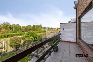 Deze woning is gelegen in een rustige en goed bereikbare woonwijk, nabij belangrijke invalswegen, winkels en bushaltes.<br />Wat de ligging bijzonder maakt, is het open uitzicht aan de achterzijde. De tuin grenst aan uitgestrekte weiden, met verderop het Kennedyrondpunt, waardoor je vanuit de living &amp; de slaapkamers en vanop het terras, geniet van een vrij uitzicht.<br />De woning heeft al een stevige basis en werd op belangrijke punten vernieuwd: de ramen werden vervangen en de recente, condenserende aardgasketel zorgt voor een efficiënte verwarming en een gunstig EPC-label C (geen renovatieplicht).<br />Indeling: <br />- gelijkvloers: brede inkomhal met plaats voor een (vestiaire)kast, zeer ruime garage met oprit, wasplaats met verwarmingsketel en douche, gezellige tuin met terras;<br />- eerste verdieping: apart toilet, lichtrijke leefruimte met mooi open zicht, aansluitend terras met trap naar de tuin, aparte keuken;<br />- tweede verdieping: 3 slaapkamers en badkamer met ligbad, toilet en lavabo;<br />- kruipzolder (met geïsoleerd hellend dak);<br />Met wat modernisatiewerken is van deze woning echt een pareltje te maken! Maak nu uw afspraak en ontdek zelf de vele mogelijkheden!