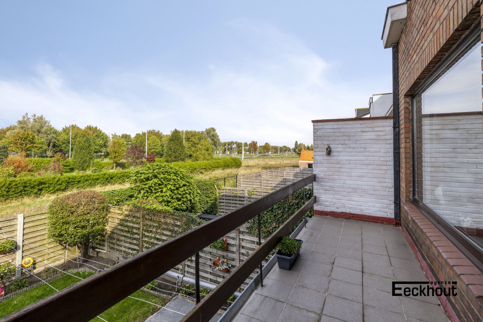 Te moderniseren woning op goede ligging met garage en tuin! - foto 2