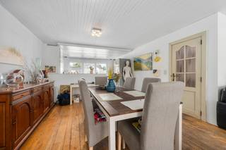 <p>Te koop: degelijk huis in Dendermonde met grote tuin en een vlotte bereikbaarheid langs belangrijke invalswegen.</p>
<p>Deze gesloten bebouwing biedt veel ruimte en mogelijkheden voor wie een huis wil kopen met potentieel. De woning is gelegen aan de stadsrand van Dendermonde, vlak bij scholen, openbaar vervoer, het treinstation en het ziekenhuis. Dankzij de grote tuin van 800 m² geniet u van een aangename buitenruimte met tal van mogelijkheden voor ontspanning of hobby’s. Bovendien beschikt de woning over een gunstig EPC-label B, wat zorgt voor een energiezuinige basis.</p>
<p>Belangrijkste ruimtes:<br />• Ruime woonkamer met 2 kachels en veel natuurlijke lichtinval<br />• Veranda met aansluitend balkom/terras en zicht op de tuin<br />• Polyvalente ruimte geschikt als hobbyruimte, magazijn, studio...<br />• Bureelruimte<br />• Berging met aansluitingen voor wasmachine en droogkast<br />• Badkamer met douche, ligbad, toilet en dubbele wastafel in meubel<br />• 3 slaapkamers<br />• Tuin van 860 m² met tuinhuis (met zonnepanelen)<br />• Staanplaats/oprit aanwezig</p>
<p>Troeven<br />• Degelijk en ruim huis met grote tuin van 860 m²<br />• Uitstekende bereikbaarheid nabij invalswegen, station en openbaar vervoer<br />• Veel mogelijkheden na beperkte opfriswerken<br />* 18 Zonnepanelen</p>