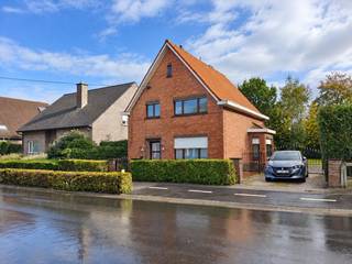 Bij het binnenkomen word je verwelkomd in de ruime inkomhal, die toegang geeft tot de verschillende vertrekken van de woning. De woonkamer vormt een aangename leefruimte waar je een gezellige zithoek kunt inrichten om tot rust te komen na een drukke dag. Aansluitend bevindt zich de eetkamer en de keuken. <br /><br />Verder beschikt de woning over een handige berging en een aparte wasplaats. Deze ruimtes zorgen voor extra praktisch comfort en bieden voldoende mogelijkheden om huishoudelijke benodigdheden, wasmateriaal en andere spullen overzichtelijk op te bergen.<br /><br />In de woning bevinden zich drie slaapkamers. De badkamer is uitgerust met een ligbad en een toilet. Daarnaast is er nog een afzonderlijk toilet aanwezig.<br /><br />Een absolute troef van deze woning is de ruime tuin. Hier beschik je over heel wat buitenruimte om te ontspannen, te tuinieren of tijdens de mooiere dagen gezellig buiten te zitten. Bovendien biedt het perceel voldoende parkeermogelijkheden.<br /><br />Dankzij de combinatie van de ruime inkomhal, de aparte woon- en eetkamer, drie slaapkamers, de praktische bergruimtes en de grote tuin biedt deze alleenstaande woning een interessante woonoplossing voor wie op zoek is naar ruimte en functionaliteit.<br /><br />De woning is beschikbaar vanaf januari 2027 en wordt aangeboden aan een huurprijs van € 925 per maand.<br /><br />Interesse in deze ruime alleenstaande woning? Neem gerust contact met ons op voor meer informatie of om een bezoek in te plannen.