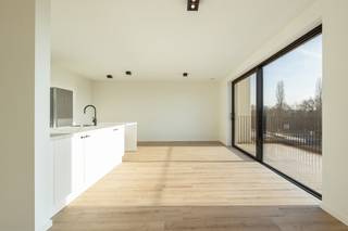 ENKEL BEZOEKEN MOGELIJK DOOR ONDERSTAANDE LINK VOLLEDIG EN CORRECT IN TE VULLEN:<br />mijnhuurprofiel.be<br /><br />In dit nieuwbouwcomplex in het centrum van Schilde bevindt er zich op de 2de verdieping dit mooie appartement.<br />Het appartement is ook bereikbaar via lift.<br /><br />Indeling: inkomhal met gastentoilet, ruime lumineuze leefruimte, een geïnstalleerde keuken en rechtstreekse toegang tot het terras. Masterbedroom met ensuite badkamer voorzien van bad, dubbel lavabomeubel en toilet, een bergruimte met aansluiting voor wasmachine en droogkast, een tweede slaapkamer met aansluitend een enkel lavabomeubel en douche.<br />Ondergronds een privatieve kelderberging, een vuilnisberging en bovengrond een gemeenschappelijke fietsenstalling, allen inbegrepen in de huurprijs.<br /><br />Een ondergrondse autostaanplaats bij te huren voor € 100/maand.<br /><br />Maandelijkse kosten: Een provisie van € 100/maand voor het onderhoud van de gemeenschappelijke delen en de lift.<br />Alle nutsvoorzieningen zijn rechtstreeks af te sluiten door de huurder.<br /><br />Voor meer info of een bezoek ter plaatse, neem contact op met Arno via arno@reds.be.