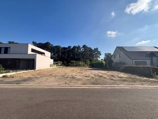 <p><span>In een aangename en residentiële omgeving langs de Eindstraat in Maasmechelen bevindt zich dit mooi perceel bouwgrond voor open bebouwing met een oppervlakte van 8a49ca.</span></p><p><span>De grond is ideaal gelegen: op korte afstand van winkels, scholen, openbaar vervoer en het administratief centrum van Maasmechelen. Daarnaast is ook de autosnelweg vlot bereikbaar, wat zorgt voor een uitstekende verbinding met de ruime regio. Ondanks deze centrale ligging geniet u hier van een bijzonder rustige woonomgeving, met bovendien een groene en bosrijke omgeving in de nabijheid.</span></p><p><span>Het perceel heeft een straatbreedte van 20,5 meter en een diepte van 41,07 meter, wat tal van mogelijkheden biedt voor het realiseren van een ruime open bebouwing met een mooie tuin.</span></p><p><span> </span></p><p><span>Voor meer informatie, contacteer ons op het nummer 0484.35.70.31 of mail naar diana@jemar.be!</span></p>