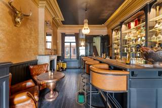 PURE ARCHITECTURE! This spacious house from 1897 underwent a major renovation in 2019, using the best materials. The result is picture perfect. Perfect for living like royalty, hosting parties, or as an attractive vacation home, pied-à-terre, bar des amis, just a stone's throw from the sea!<br /><br />The layout is as follows:<br />Basement: a spacious and dry authentic room with original tiles that can serve as a hobby/relaxation/exercise space, practice space for professionals, office, storage, studio,... Further along is a multifunctional hallway with laundry room, shower room, and toilet. Behind that is the wellness area with fitness wall and sauna. In addition, there is a hallway that leads to a spacious storage/wine cellar and a state-of-the-art technical room.<br /><br />One floor up, we find the beautiful eclectic bar, with all the amenities for a good party or pleasant gathering, including carefully selected furniture and decorations, all included in the price! There are also 2 toilets, the "whiskey vault," and the loggia with evening sun, which can be accessed from the street with a staircase, providing a second entrance for you and/or your guests.<br /><br />The next floor is the luxurious and beautifully finished "master sleeping floor," consisting of a pleasant, spacious, almost brand new bathroom with freestanding bath and walk-in shower, a stunning dressing room, and a delightful bedroom with balcony. At the back of this floor, you will also find the library/office space.<br /><br />Next, we head to the living area, a combination of a spacious living room, open kitchen, and dining room. Everything is new, everything is designer, everything is irresistible!<br /><br />Above that, there are 2 very spacious bedrooms with a shower room in between. The largest room also has access to a large mezzanine, which was planned to be turned into a rooftop terrace.<br /><br />Finally, there are plenty of built-in closets, a laundry room, all practically new, solid techniques and installations. And lots of matching furniture, decoration, contents, and more, which can be left if desired.<br /><br />Words fall short and images do not do justice to this gem, which you must see to believe. Whether you want to live like in a movie or a modern fairy tale and possibly combine it with your profession or a chic bar, or if you want to offer an exceptional vacation home, do not hesitate, come and discover it!