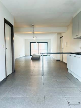 <p><span>Ruim appartement te huur in centrum Hamme (vrij 01/10/26)</span><span><br />Bij het betreden van het appartement valt meteen de open keuken op, voorzien van een gezellige ontbijtbar. Er is nog een extra berging en aparte wasruimte.<br />De leefruimte is ruim en heeft veel lichtinval door de grote raampartijen (2 schuiframen) die uitkijken op het private terras (20m²).<br />Het appartement omvat verder een goed uitgeruste badkamer met ruime inloopdouche en modern wastafelmeubel met spiegel. <br />Ook de twee slaapkamers zijn ruim en bieden voldoende plaats voor kast en dubbel bed.</span></p><p><span>Gemeenschappelijke kosten: € 45</span></p><p><span>Extra kenmerken:</span></p><ul><li><span>Energiezuinig appartement met label A</span></li><li><span>Grote raampartijen voor veel natuurlijk licht</span></li></ul><p><span> </span></p><ul><li><span>Tegels door hele woning voor gemakkelijk onderhoud</span></li></ul><p><span> </span></p><p><span>Wens je graag een bezichtiging? </span></p><p><span>Neem contact op via mail of bel ons op 052/50 50 00</span></p><p><span> </span></p>