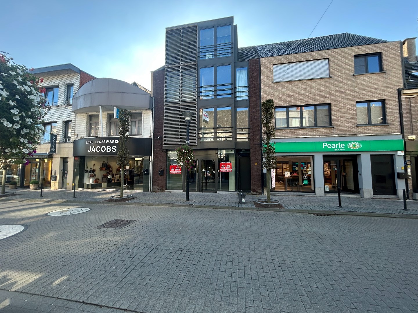Recente handelsruimte met kelder in de Nieuwstraat te Geel - foto 1