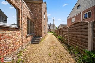 Ben je op zoek naar een vastgoedproject met potentieel in het landelijke Rillaar?<br />Deze halfopen bebouwing aan de Ebdries 26 biedt een leuke kans voor wie graag de handen uit de mouwen steekt. Deze woning is rustig gelegen in een groene omgeving, maar toch met een vlotte verbinding naar de omliggende dorpskernen en de oprit van de E314. Wat deze eigendom bijzonder maakt, is dat de woning beschikt over een solide structuur en een handige oprit die doorloopt tot aan de achterzijde van de woning waar zich de garage bevindt. <br /><br />Dit pand wacht op een renovatie om getransformeerd te worden tot een moderne, gezellige gezinswoning. Hoewel er momenteel nog werk aan de winkel is op het vlak van de energiezuinigheid en het asbestveilig maken van het gebouw, geeft dit je net de perfecte gelegenheid om de isolatie en technieken volledig naar eigen hand te zetten. <br /><br />Binnenin tref je een verrassend ruime leefruimte aan met een gezellige kachel van waaruit je de lichtrijke, aanpalende eetkamer inkomt. De achterliggende keuken, biedt een direct contact met de tuin en de vrijstaande garage. Via de inkomhal kan je met de vaste trap de eerste verdieping bereiken die plaats biedt aan de badkamer, 2 grote slaapkamers en een kleine kamer die kan dienen als bureau of slaapkamer. Er is toegang tot de zolder via een trapluik  in de nachthal. Extra bergruimte is mogelijk in de droge kelder. De oprit aan de zijkant van het huis loopt door tot aan de vrijstaande garage. De woning is eveneens toegankelijk via de zijdeur in de keuken.<br /><br /><u><strong>INDELING:</strong></u><br /><strong>Gelijkvloers:</strong> inkomhal, leefruimte, keuken, toilet<br /><strong>1ste verdieping:</strong> nachthal, 2 ruime slaapkamers, 1 kleinere slaapkamer, badkamer<br /><strong>Zolder:</strong> zolderruimte<br /><strong>Tuin:</strong> oprit, tuin, vrijstaande garage<br /><strong>Kelder:</strong> kelderruimte, stookplaats<br /><br />Ervaar zelf de vele voordelen van deze woning tijdens een persoonlijke rondleiding.<br />Maak vandaag nog je afspraak.<br />Mail naar info@immopersyn.be of bel 013 444 008.