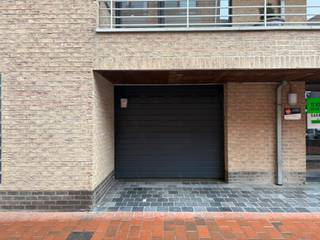 Een felbegeerde parkeerplaats in de bruisende badstad gezocht? Wij bieden u deze ruime garagebox van 18 m², uitstekend gelegen pal in het centrum van Blankenberge.<br /><br />De garagebox beschikt over een maximale diepte van 6,10 meter en een breedte van 2,95 meter. Dankzij de ruime afmetingen is de box geschikt voor elke personenwagen en biedt hij bovendien voldoende plaats voor fietsen en extra bergruimte.<br /><br />De garagebox is voorzien van een manuele poort aan de eigenlijke box en een geautomatiseerde sectionaalpoort aan de straatzijde. Daarnaast is er een elektrische aansluiting aanwezig, wat zorgt voor extra gebruiksgemak.<br /><br />Een ideale opportuniteit voor wie op zoek is naar een veilige en centraal gelegen parkeer- of opslagplaats, zowel voor privégebruik als als investering.<br /><br />Aarzel niet en leg vandaag nog uw afspraak vast!<br /><br />