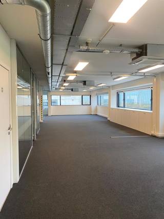 - verdiep 1- kantoor rechts 190m²- kantoor links 190m²- of volledige oppervlakte 380m²- kitchenette- sanitair- 6 overdekte parking met laadpalen...