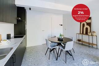 <h2><span>Instapklaar en energiezuinig appartement in de Burgemeester Bollenstraat in Hasselt</span></h2>
Welkom in de Burgemeester Bollenstraat, een rustige en centraal gelegen straat kortbij het centrum van Hasselt. Hier vind je een instapklaar appartement te koop dat comfort, duurzaamheid en locatie perfect combineert. Ideaal voor wie comfortabel wil wonen of investeren in kwalitatief vastgoed.<br /><br />De lichtrijke leefruimte in dit appartement sluit aan op een moderne open keuken, afgewerkt met kwalitatieve en duurzame materialen. De slaapkamer heeft een parketvloer, en de badkamer is ingericht met inloopdouche en lavabo. Een apart gastentoilet en vloerverwarming zorgen voor extra wooncomfort. <br /><br />Dankzij de combinatie van een warmtepomp, zonnepanelen en EPC A, woon je hier heel energiezuinig. Er is ook een wachtleiding voorzien voor het plaatsen van een laadpaal.<br /><br /><strong>Wat is er INBEGREPEN?</strong>
<ul>
<li>Gemeenschappelijke fietsenberging</li>
<li>Het appartement is professioneel geschilderd ter waarde van € 6.000</li>
<li>Verlichting werd reeds geïnstalleerd ter waarde van € 1.500</li>
</ul>
<strong>Zin om dit appartement van dichtbij te ontdekken?</strong><br />Mail carine@optie-m.be of bel haar op 0478 41 58 70. Ze maakt graag tijd voor jou!<br /><br />*Prijs is exclusief kelderberging en aansluitkosten<br /><br />Wens je graag een gratis en vrijblijvende schatting van je woning? Contacteer ons gerust voor een afspraak.<br /><br />VG - WG - GMO - GVKR - GVV