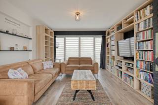 Instapklare bel-etage woning, gelegen in de Hamstraat, een doodlopende straat in Nederename (Oudenaarde). <br /><br />De woning is reeds gerenoveerd en geniet van een gunstig EPC B. <br /><br />INDELING VAN DE WONING:<br /><br />Gelijkvloers: <br />* inkomhal <br />* berging / wasplaats<br />* garage met toegang naar de tuin<br /><br />Eerste verdieping:<br />* lichtrijke leefruimte<br />* uitgeruste keuken met aansluitend terras/balkon<br />* hal met apart toilet <br /><br />Tweede verdieping: <br />* 3 slaapkamers<br />* badkamer met douche en toilet<br /><br />Exterieur:<br />* tuin met terras <br />* oprit <br /><br />ALGEMENE INFORMATIE:<br /><br />* dubbele beglazing PVC<br />* centrale verwarming op aardgas<br />* lucht/lucht warmtepomp<br />* zonnepanelen + batterij aanwezig<br />* dakisolatie + spouwisolatie<br />* stadswater + waterontharder aanwezig <br /><br /><br />Bestuursmaatregelen in het maatregelenregister: nee