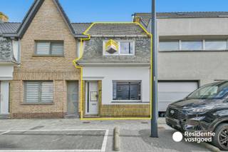 Deze rijwoning biedt een mooie opportuniteit voor wie op zoek is naar een renovatieproject met potentieel. De woning beschikt over een aangename leefruimte, een ruime keuken, badkamer en afzonderlijk toilet op het gelijkvloers. Op de verdieping bevinden zich twee volwaardige slaapkamers en daarnaast is er nog een zolderruimte aanwezig. Achteraan beschikt de woning over een tuin met twee praktische bergingen. Dankzij de bestaande indeling en de aanwezige ruimtes zijn er verschillende mogelijkheden om de woning opnieuw naar eigen smaak en behoeften in te richten.<br />EPC: 363 kWh/m² - UC: 3212791 ~ Vg, Wg, Gvkr, Gvv, Gmo ~ Ref. MI25117