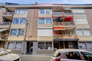 Op zoek naar een interessante investering of een comfortabel appartement op een gunstige ligging? Dan is dit appartement zeker een bezoek waard. Gelegen aan de stadsrand van Tongeren geniet u hier van een rustige woonomgeving, terwijl scholen, natuur, winkels en het openbaar vervoer zich op wandelafstand bevinden. Ook het stadscentrum is vlot bereikbaar.<br /><br />Het appartement beschikt over twee slaapkamers en biedt een aangename en praktische indeling met lichtrijke leefruimtes en alle comfort voor een zorgeloos woonplezier.<br /><br />Extra troeven zijn de privatieve kelderberging, die zorgt voor bijkomende opbergruimte, en de afzonderlijke garagebox waar u uw wagen veilig kunt parkeren.<br /><br />Momenteel is het appartement verhuurd (€ 614/maand), waardoor het ook een interessante opportuniteit vormt voor investeerders die op zoek zijn naar een eigendom met onmiddellijk huurrendement.<br /><br />Bent u op zoek naar een goed gelegen appartement met een uitstekende bereikbaarheid en een interessant rendementspotentieel? Neem dan gerust contact met ons op via immo@confideo.be of op het nummer 012 23 23 11 voor meer informatie of een bezichtiging.<br />