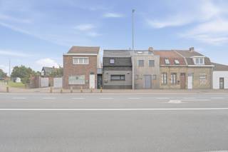 Deze volledig heropgebouwde woning is gelegen in de Pannestraat, een vlot bereikbare locatie op korte afstand van winkels, scholen en andere voorzieningen. Enkel de voorgevel van de oorspronkelijke woning bleef behouden. <br /><br />Indeling: <br />Via de inkomhal kom je in de volledig ingerichte keuken met aansluitend een ruime en praktische berging. De lichtrijke leefruimte biedt een mooi zicht op de tuin. <br /><br />Verder beschikt de woning over een wasplaats, een afzonderlijk toilet en een bureauruimte. De badkamer is uitgerust met een ligbad, een inloopdouche en een dubbele wastafel. <br /><br />Op de eerste verdieping bevindt zich een slaapkamer met een eigen wastafel, een apart toilet en een kleine dressing. Daarnaast is er nog een zolderruimte aanwezig, die de mogelijkheid biedt om een extra slaapkamer in te richten. <br /><br />Buiten geniet je van een aangenaam terras, een onderhoudsvriendelijke tuin en een ruime koer afgewerkt met kiezelsteentjes. De twee tuinhuizen zorgen voor extra opbergruimte. <br /><br />Troeven: 
<ul><li>Gunstig EPC </li><li>Volledig heropgebouwde woning </li><li>Centrale ligging in de Pannestraat </li><li>Mogelijkheid tot het creëren van een extra slaapkamer</li></ul>
Interesse? Neem gerust contact met ons op via 058 31 58 58 of mail naar hanne.huyghe@era.be
