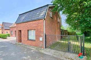 Deze knusse woning bevindt zich in een zeer rustige woonstraat omgeven door het groen nabij het centrum van Hechtel.<br /><br />De woning is als volgt ingedeeld:<br /><br />GELIJKVLOERS:<br />- Inkomhal<br />- Leefruimte<br />- Keuken<br />- Badkamer voorzien van een toilet en douche<br />- Veranda<br />- Technische ruimte<br />- Garage / werkplaats<br /><br />VERDIEPING:<br />- Overloop<br />- Slaapkamer 1<br />- Slaapkamer 2 <br />- Slaapkamer 3<br /><br />TUIN:<br />- Omheind perceel<br /><br />Interesse in een knus renovatieproject om naar je eigen smaak af te werken? Contacteer ons, en we helpen je dichtblij verd