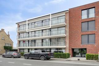 <span><span>Nabij het stadscentrum van <strong>Diksmuide</strong> bieden we u deze gezellige en comfortabele studio aan. De studio bevindt zich op de <strong>derde verdieping</strong> in een <strong>kleinschalige residentie</strong> vlakbij de voornaamste warenhuizen, winkelcentra en <strong>op wandelafstand van het station en de Grote Markt</strong> van Diksmuide. Vlot bereikbaar en goede verbinding met het openbaar vervoer gegarandeerd.<br /><br />Het eigendom werd<strong> recent gerenoveerd </strong>(RJ: 2020-2021) en voldoet aan alle hedendaagse kwaliteitsnormen. Bovendien is deze woonst erg <strong>energiezuinig</strong>, wat resulteert in een uitermate gunstige energiescore van 149 kWh/(m<sup>2</sup>/jaar) of <strong>energielabel B</strong>. Daarnaast is de elektrische installatie volledig conform gekeurd. Op heden wordt er verwarmd met<strong> centrale verwarming </strong>op aardgas. Ook alle ramen zijn voorzien van dubbele beglazing met PVC raamkozijnen.<br /><br />Bij dit aanbod hoort een <strong>afzonderlijke kelderberging </strong>(verdieping -1). Ook beschikt u over de <strong>mogelijkheid om een carport/overdekte autostaanplaats mee aan te kopen (prijs op aanvraag)</strong>.<br /><br /><strong>Op heden verhuurd aan €695/maand. Mooi jaarlijks bruto huurrendement van ca 4,07%. Geen kosten en direct rendement vanaf akte. Meer info gewenst over de huurvoorwaarden? Neem contact op met ons kantoor.</strong><br /><br /><u>De indeling van de ruimtes is als volgt:</u><br />inkomhal met inmaakkasten (technische ruimte, vestiaire, wasplaats) - apart gastentoilet - lichtrijke en aangename woonkamer met aansluitend de open, praktisch ingerichte keuken - slaapgedeelte (mogelijk om volledig af te scheiden van de leefruimte doormiddel van het plaatsen van (kast)wand) - ensuite badkamer uitgerust met douche en lavabomeubel - balkon.</span><br /><br /><span><em>OPM.: Enkele simulaties van mogelijke inrichting/bemeubeling werden toegevoegd aan de advertentie.</em></span><br /><br /><span><u>Enkele troeven:</u></span></span>
<ul>
	<li><span><span>Instapklaar en energiezuinig;</span></span></li>
	<li><span><span>tevens <strong>ideaal geschikt als investering voor verhuur</strong>;</span></span></li>
	<li><span><span>recent gerenoveerd gebouw &amp; lage, gemeenschappelijke kosten;</span></span></li>
	<li><span><span>mogelijkheid tot aankoop carport;</span></span></li>
	<li><span><span><strong>gemeenschappelijke, afgesloten fietsenstalling</strong>.</span></span></li>
</ul>
<span><span>Is uw interesse gewekt? Wenst u meer informatie of bezoek? Bel Diksimmo op het nummer <strong>051 50 11 51</strong> of mail naar <strong>diksmuide@diksimmo.be</strong>.</span></span>