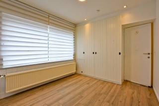 Halfopen bebouwing met mogelijkheid tot 7 slaapkamers, 2 badkamers en grote tuin in Aalter<br />Deze ruime woning uit 1956 biedt 230 m² bewoonbare oppervlakte op een perceel van 347 m². Met 7 slaapkamers, 2 badkamers en 2 toiletten is er volop plaats voor een groot gezin, thuiswerk of hobby’s.<br />De woning beschikt over een westgerichte tuin met terras, een vrijstaande garage met smeerput, en praktische ruimtes zoals kelder, wasplaats en bergingen. Dankzij de grote ramen is er veel lichtinval; rolluiken zijn deels aanwezig. Verwarming gebeurt via een condensatieketel op aardgas.<br />Gelijkvloers: inkom, keuken, wasplaats, toilet, 3 slaapkamers (oorspronkelijk leefruimte), badkamer, berging, garage, tuin.<br />1e verdieping: bureau/berging, keuken, badkamer met ligbad en douche, 2 slaapkamers.<br />2e verdieping: overloop, 2 slaapkamers.<br />EPC: 427 (label E) – renovatieplicht.<br />Een woning met veel potentieel en flexibele indeling, klaar voor wie op zoek is naar ruimte én mogelijkheden.<br />KIJKDAG woensdag 3/09/25 van 13u tot 15u (inschrijven via residentievastgoed.be)