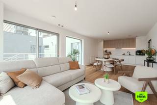 Nieuw afgewerkte appartementen op een rustige locatie met panoramisch zicht op groen en duinen<br /><br />In dit vernieuwde residentiële project werd een bestaand pand volledig herwerkt tot moderne en lichtrijke appartementen met een hedendaagse uitstraling. Bij de heropbouw lag de focus op comfort, duurzame afwerking en een aangenaam ruimtegevoel, waardoor elk appartement klaar is voor jarenlang zorgeloos woonplezier.<br /><br />Dankzij de grote glaspartijen geniet u overal van een overvloed aan natuurlijk licht en een prachtig open uitzicht op het omliggende natuurgebied en de duinen. De combinatie van rust, licht en kwalitatieve materialen zorgt voor een aangename en stijlvolle woonomgeving.<br /><br />Binnenin beschikt het appartement over een praktische berging met voorzieningen voor wasmachine en droogkast. De badkamer werd modern ingericht met een ruime douche, lavabo met kastruimte, verlichte spiegel en handdoekradiator voor extra comfort.<br /><br />Bewoners kunnen bovendien genieten van een gemeenschappelijk zwembad en een handige fietsenberging, wat het vakantiegevoel het hele jaar door versterkt.<br /><br />Zowel geschikt als vaste woonst, comfortabele tweede verblijfplaats of interessante investering met aantrekkelijk verhuurrendement.<br /><br />Indeling:<br />Gelijkvloers: inkom – apart gastentoilet – praktische berging – badkamer met douche en lavabo – lichtrijke slaapkamer met uitzicht op groen – volledig uitgeruste keuken – leefruimte met toegang tot terras – gemeenschappelijk zwembad – mogelijkheid tot huren of aankopen van een parkeerplaats bij het gebouw.<br /><br />Pluspunten:<br /><br />- Veel natuurlijke lichtinval<br />- Moderne en kwalitatieve afwerking<br />- Rustige omgeving vlak bij natuur en duinen<br />- Zwembad en fietsenstalling aanwezig<br />- Ideaal als investering of tweede verblijf<br /><br />Meer info of een bezoek plannen?<br />Neem gerust contact op via 059 41 10 10 of mail naar info@immopadiva.be. Ook op zondag staan wij voor u klaar.