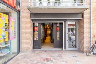 Droomt u van een eigen zaak in de winkelstraat of bent u op zoek naar een topinvestering? Dan is dit uw kans!<br /><br />Zoals u kan zien is dit handelspand bovenal subliem gelegen. Midden in de winkelstraat, in het stuk tussen het rond punt en de kerk, vindt u hier de voormalige chocolaterie winkel. Door deze ligging bent u verzekerd van heel veel passage in de mooiste winkelstraat van de Westkust. <br /><br />Het pand is tevens volledig instapklaar want de volledige inrichting van de eigenaar-uitbater is behouden in dit pand. De functionele etalage, de mooie toonbank en de vele uitstalrekken op maat gemaakt zorgen dat u geen investering hoeft te doen om hier van start te gaan. Daarnaast is het voor wie nog wat extra ruimte wil nog mogelijk om een uitbouw te plaatsen (mits vergunning) tot op dezelfde hoogte als de winkel 'Hema' er vlak naast. <br /><br />Ook voor de investeerder onder u is dit een opportuniteit. Gezien er in de winkelstraat slechts zelden degelijke panden te koop komen én deze zeer goed verhuren kan u hier een aankoop doen waarop u een mooie return zal krijgen.<br /><br />EPC: B-label.