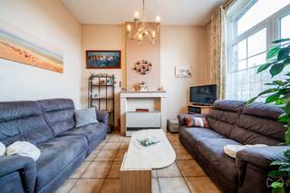 In het hart van Waver bekoort deze halfopen woning uit 1915 door haar karakter en door de doorlopende renovatie sinds de aankoop. Ze biedt 117 m² bewoonbare oppervlakte met twee slaapkamers, een bureau, een recente keuken en badkamer, aangevuld met een terras en een tuin.<br /><br />Uitgevoerde werken: dak vernieuwd in 2003, raamkozijnen aan de voorgevel vervangen in 2008, bijgebouw (1997) gerenoveerd in 2010, nieuwe keuken en badkamer.<br /><br />Gasverwarming met convectoren. EPC D. Elektrische installatie niet conform.<br /><br />Bod mogelijk vanaf €298.000. Verkoopprijs vastgesteld op €325.000, onder voorbehoud van aanvaarding door de eigenaars.
