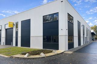 Nieuwbouw KMO-unit met een grondoppervlakte van 324 m² met een mezzanine van 34 m² en 3 privatieve parkeerplaatsen te koop. Strategisch gelegen op...