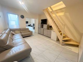 VRIJ RECENT GERENOVEERDE KNUSSE GEZINSWONING MET GROOT TERRAS hal, living met ingerichte moderne keuken,terras van 5 op 5, aparte w.c.1 ste verd   ...