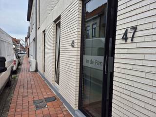 <p>Op zoek naar een comfortabel en energiezuinig appartement op een centrale ligging? Dit ruime gelijkvloerse appartement, gebouwd in 2020, combineert hedendaags wooncomfort met een praktische indeling en een aangename privatieve tuin.</p>
<p></p>
<p>Het appartement beschikt over een lichtrijke leefruimte met open, ingerichte keuken, die samen een gezellige plek vormen om te ontspannen of gasten te ontvangen. Verder zijn er een nachthal, een praktische berging, een apart toilet, een badkamer met douche en twee volwaardige slaapkamers.</p>
<p></p>
<p>Een extra troef is de privatieve tuin, waar je in alle rust kan genieten van een gezellig buitenmoment. Ook op vlak van energiezuinigheid scoort dit appartement bijzonder goed, met een <strong>EPC-label A</strong>, vloerverwarming op basis van een warmtepomp in combinatie met zonnepanelen.</p>
<p></p>
<p>Daarnaast beschikt het appartement over een privatieve kelderberging en een eigen autostaanplaats. Voor fietsen is er een gemeenschappelijke fietsenstalling voorzien. Ook aan elektrisch rijden werd gedacht: de gemeenschappelijke parking beschikt over vier laadpunten voor elektrische wagens.</p>
<p></p>
<p>Dankzij de centrale ligging in Nevele bevinden winkels, voorzieningen en dagelijkse benodigdheden zich binnen handbereik.</p>
<p></p>
<p><strong>Troeven op een rij:</strong></p>
<ul>
<li>Ruim gelijkvloers appartement met twee slaapkamers</li>
<li>Centrale ligging in het centrum van Nevele</li>
<li>Aangename privatieve tuin</li>
<li>Recent gebouw van 2020</li>
<li>Energiezuinig wonen met EPC-label A</li>
<li>Vloerverwarming met warmtepomp en zonnepanelen</li>
<li>Privatieve kelderberging en autostaanplaats</li>
<li>Gemeenschappelijke fietsenstalling en laadpunten voor elektrische wagens</li>
</ul>
<p></p>
<p><strong>Praktische informatie</strong></p>
<ul>
<li>Beschikbaar vanaf: 1 januari 2027</li>
<li>Huurprijs: € 895 per maand</li>
<li>Provisie gemeenschappelijke kosten: € 65 per maand</li>
<li>EPC: 22 kWh/m² (label A)</li>
</ul>
<p></p>
<p>Een ideale woonoplossing voor wie comfortabel, energiezuinig en centraal wil wonen!</p>
<p><em> </em></p>
<p><em>Ter illustratie werden sommige interieurfoto’s met behulp van AI bewerkt om de ruimtes sfeervol en aantrekkelijk in beeld te brengen. De foto’s geven daardoor niet noodzakelijk de huidige inrichting of aankleding weer.</em></p>