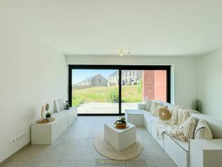 <span><u><strong>Geniet NU van het voordelig 6% BTW-STELSEL op de volledige prijs<br />---> 408.100 EURO incl. BTW</strong></u></span><br /><br />STIJLVOL AFGEWERKT NIEUWBOUWPROJECT met moderne architectuur en een PRACHTIG VERGEZICHT OP HET HISTORISCHE CENTRUM VAN RONSE EN VLAK AAN HET HOTONDBOS: deze VIER ENERGIEZUINIGE WONINGEN, elk voorzien van CARPORT EN EIGEN OPRIT, combineren hedendaags wooncomfort met een LIGGING IN EEN RUSTIGE, LANDELIJKE OMGEVING. Afgewerkt met HOOGWAARDIGE MATERIALEN, zoals vloerverwarming (incl. KOELING), aluminium schrijnwerk en ZONNEPANELEN. Met een bewoonbare oppervlakte van 144 m² en ZUIDWESTGERICHTE PERCELEN van 256 m² tot 791 m² geniet je hier VAN MAXIMALE LICHTINVAL EN ZONOVERGOTEN TUINEN. De woningen liggen in een VERKEERSLUWE STRAAT, waardoor je volop van de stilte kan genieten, terwijl je toch snel verbonden bent met de BELANGRIJKSTE INVALSWEGEN RICHTING STAD EN NATUUR. Elk huis wordt gebouwd door een ERVAREN AANNEMER die kwaliteit, comfort en duurzaamheid hoog in het vaandel draagt. Bovendien heb je als koper de UNIEKE KANS om de AFWERKING VOLLEDIG NAAR EIGEN SMAAK te bepalen, zodat jouw nieuwe thuis perfect aansluit bij je levensstijl.<br /><br /><span><strong>Adres: Kapellestraat 200A te Ronse</strong></span>